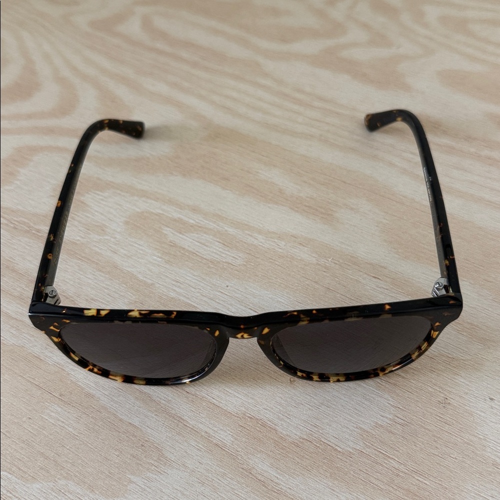 Tortoise Shell DIFF Polarized Sunglasses with Cas… - image 3